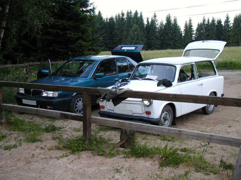 Parkov�n� doprovodn�ch vozidel u turistick�ho p��st�e�ku, kter� se n�m stal bivakem.