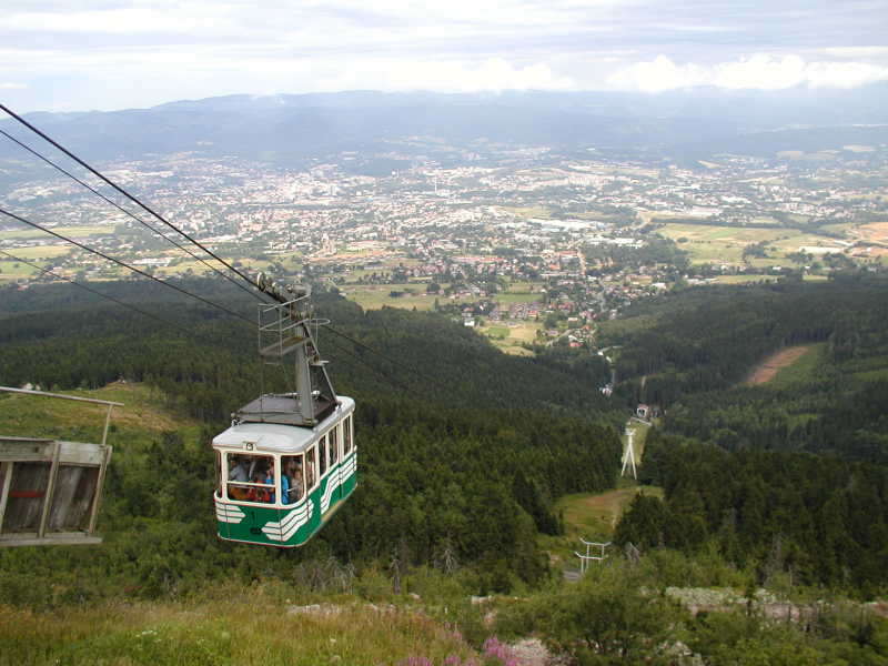 Lanovka na Je�t�d, za n� Liberec a Jablonec.