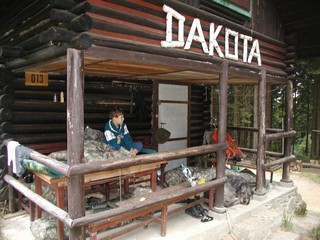 T.O. Dakota n�m poskytnula p��st�e�� a vodu.